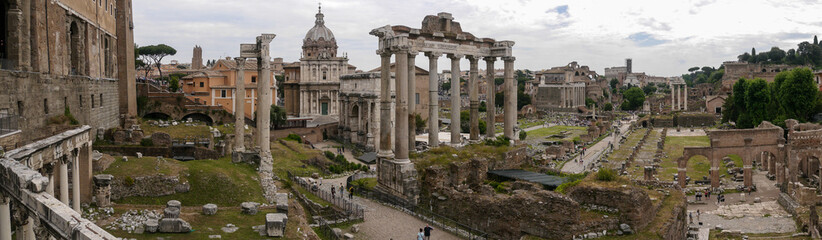 Fototapeta na wymiar Blick auf das Forum Romanum vom Portikus der Dei Consentes - Reisen nach Rom in Italien