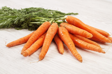 Zanahorias sobre un fondo de madera. Vista superior