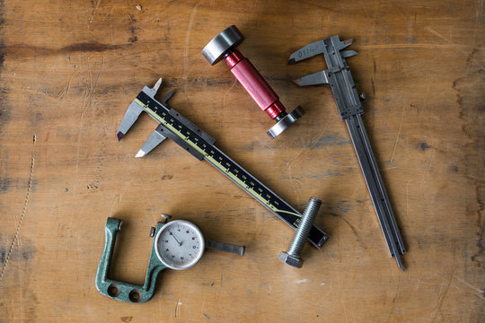 mechanical measuring instruments and tools