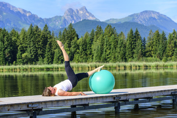 Frau macht Übungen nach Pilates