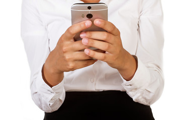 Manos de mujer sosteniendo un teléfono móvil vista de frente sobre fondo blanco aislado