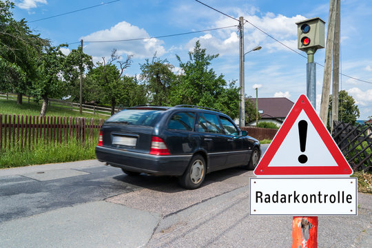 Achtung Radarkontrolle Schild