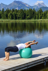 Rückenmuskulatur stärken mit Pilates-Übung