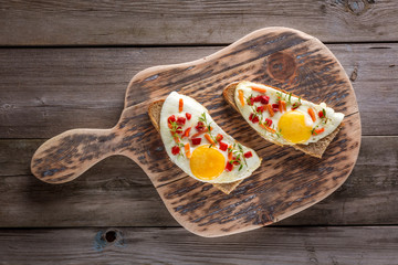 scrambled eggs with bread on cutting board