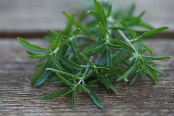 Чабер на деревянном фоне