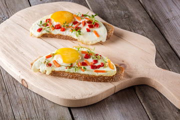 scrambled eggs with bread on cutting board