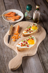 scrambled eggs with bread on cutting board