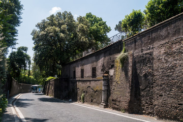 Fototapeta na wymiar Alte Mauer entlang der Via Antica in Rom