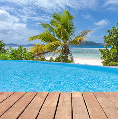  piscine à débordement sur plage des Seychelles  - obrazy, fototapety, plakaty