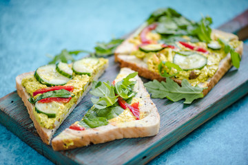 bread triangle with chicken and rucola
