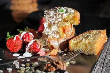Fruitcake with yogurt and strawberries