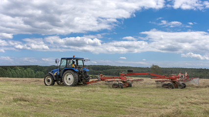 Obraz premium tracteur agricole rassemblant le foin
