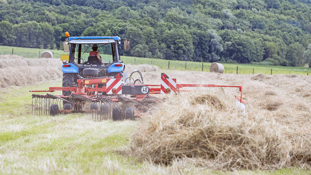 tracteur agricole rassemblant le foin