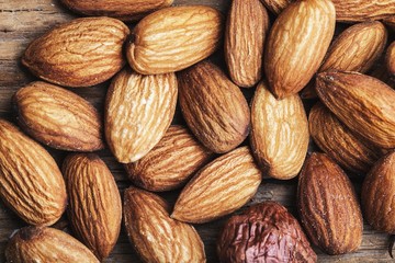 Almond nuts
heap.