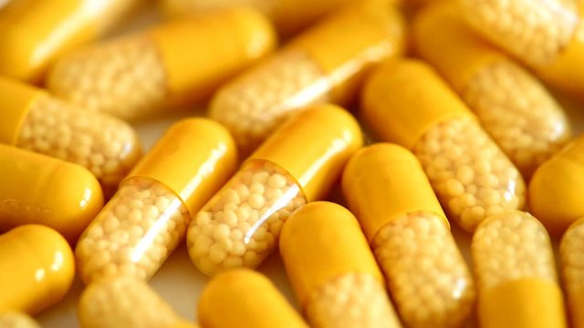 Vitamin Kapseln auf einem Drehteller