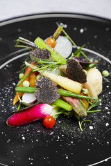 Salade de petit maraîcher d’Ile de France, légumes croquantes et truffes Borchii 