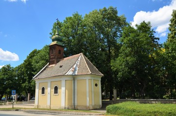 Fototapeta na wymiar Petite chapelle au clocher à bulbe, Mosonmagyaróvár, Hongrie
