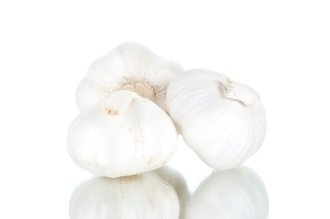 Obraz na płótnie Canvas Fresh garlic isolated on white background