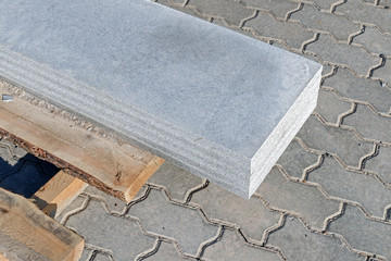 The granite plates put at each other on the wooden pallet