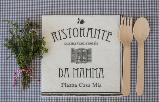 Mamas Serviette mit Kr&auml;uterstr&auml;u&szlig;chen und Besteck