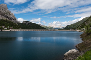 Fototapeta na wymiar Lago passo Fedaia