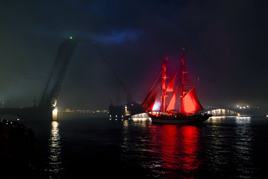 Sailing in the Neva river on the occasion of alumni "alye parusa