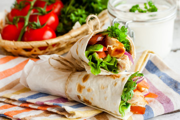 Roll with fried chicken and fresh vegetables