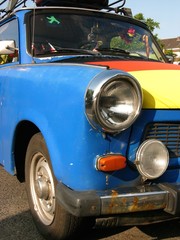 Legendärer  Kleinwagen in Blau aus der ehemaligen DDR mit der Deutschlandfahne auf der Motorhaube bei Sonnenschein im Münster in Westfalen im Münsterland