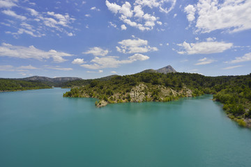 Fototapeta na wymiar Le lac émeraude de Bimont, à Aix en Provence (13080) département des Bouches-du-Rhône en région Provence-Alpes-Côte-d'Azur, France