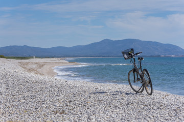 Fototapeta premium Bicicleta en la playa de Torre la Sal (Cabanes, Castellón - España).