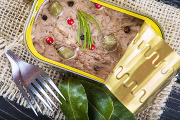 Lata de atún en aceite de oliva virgen extra, pescado en conserva decorado con especias