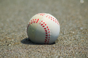 Fototapeta na wymiar 砂浜に流れ着いた野球ボール