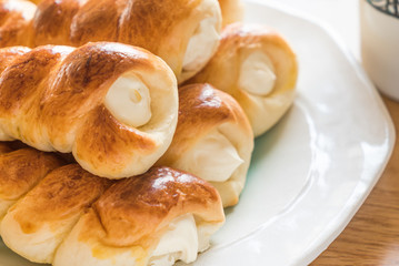 手作りのパン(コロネ)