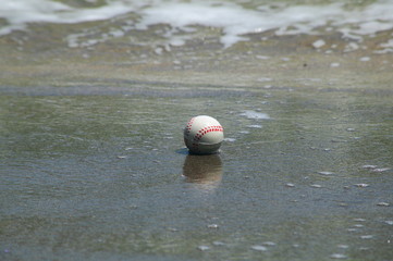 砂浜に流れ着いた野球ボール