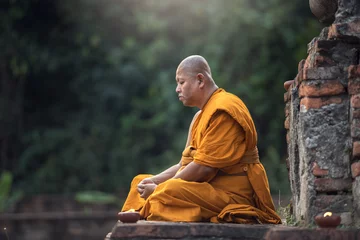 Store enrouleur sans perçage Bouddha Méditation de moine bouddhiste dans le temple