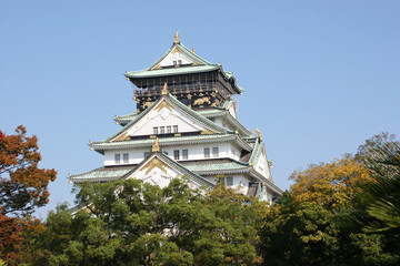 Naklejka premium landscape view of the osaka castle main tower in early autumn