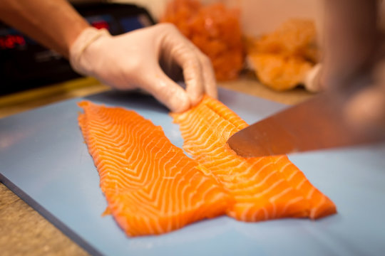 Cutting Salmon fillet
