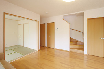 住宅　1階　LDK 奥が和室　シンプル家具なし施工例