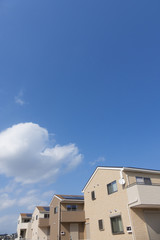 住宅　分譲住宅街　イメージ　快晴　青空　大空　白い雲　コピースペース　
