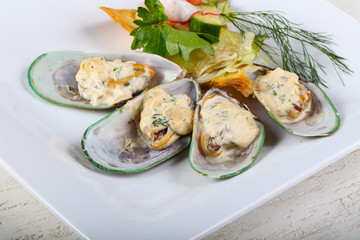 Baked mussels in cream sauce