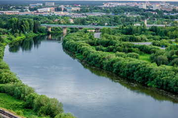красивый вид на реку и на город