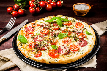 Pizza mit Kräuterquark Tomaten und Salami