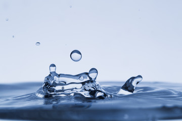Sprays, drops and water splashes