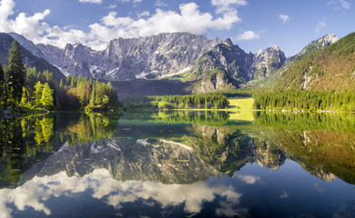 jezioro górskie w otoczeniu lasu i Alp Julijskich,Laghi di Fusine,Włochy - obrazy, fototapety, plakaty