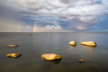 Tęcza nad morzem po przejściu  burzy © Mike Mareen