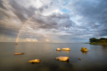 Tęcza nad morzem po przejściu  burzy © Mike Mareen