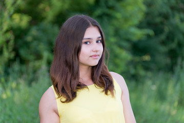 Naklejka premium beautiful girl 14 years old posing on summer nature