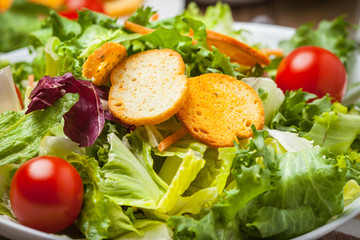 Mixed salad with croutons.
