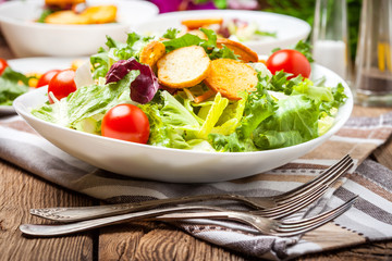 Mixed salad with croutons.