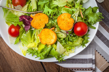 Mixed salad with croutons.